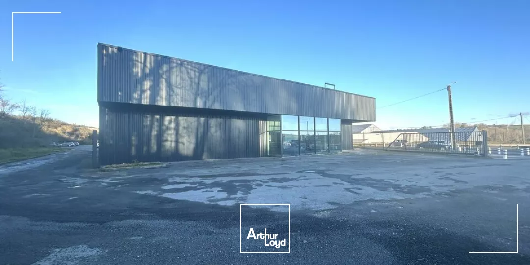 LOCAL COMMERCIAL À LOUER - EMPLACEMENT STRATÉGIQUE SUR LA D910 - 250m²