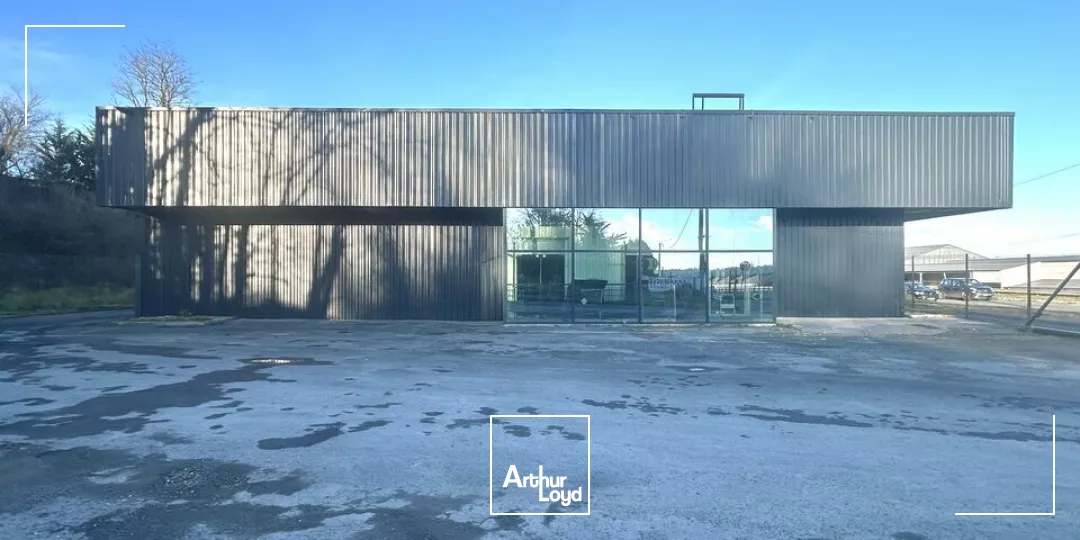 LOCAL COMMERCIAL À LOUER - EMPLACEMENT STRATÉGIQUE SUR LA D910 - 250m²