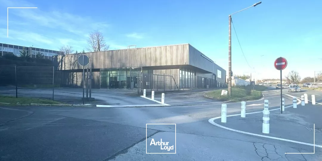 LOCAL COMMERCIAL À LOUER - EMPLACEMENT STRATÉGIQUE SUR LA D910 - 250m²
