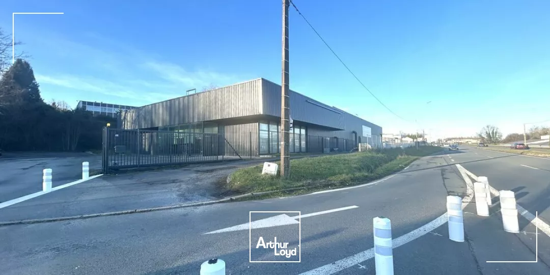 LOCAL COMMERCIAL À LOUER - EMPLACEMENT STRATÉGIQUE SUR LA D910 - 250m²
