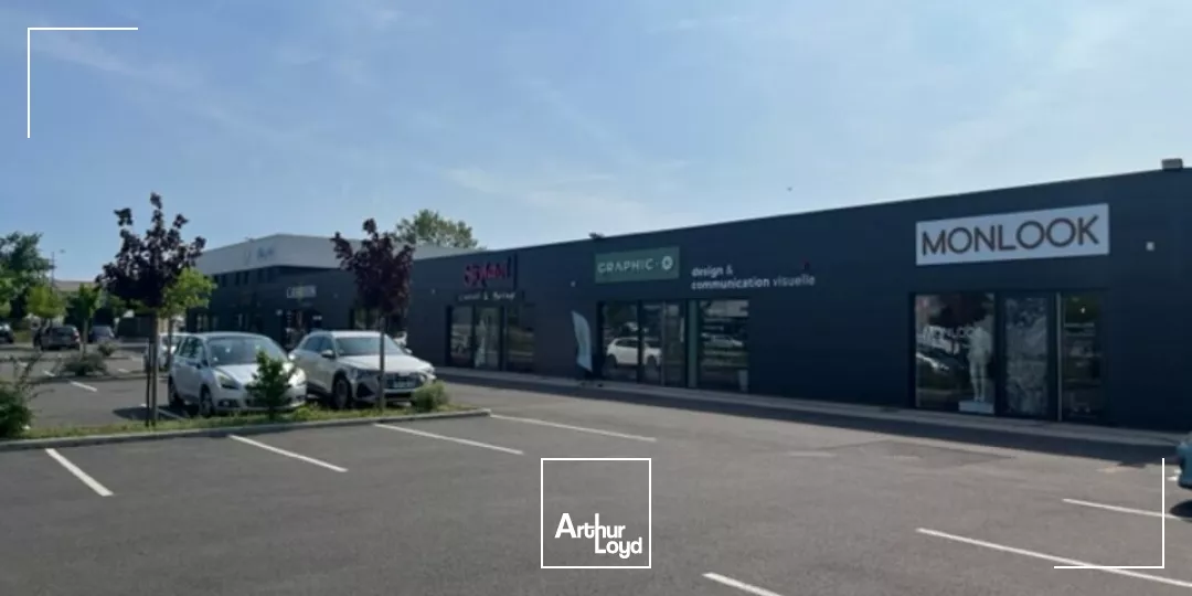 LOCAL COMMERCIAL 210m2 - ROND POINT DE L'AEROPORT - POITIERS