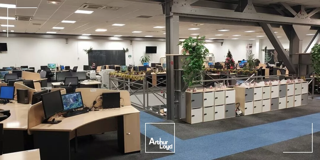 CHASSENEUIL DU POITOU - 2129m² DE BUREAUX A VENDRE ET GRAND PARKING