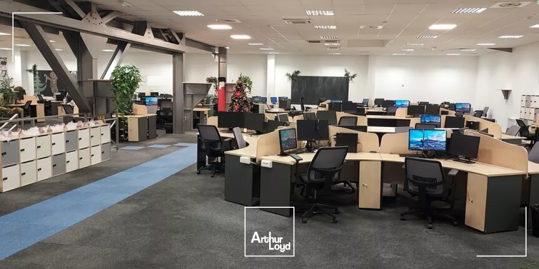 CHASSENEUIL DU POITOU - 2129m² DE BUREAUX A VENDRE ET GRAND PARKING