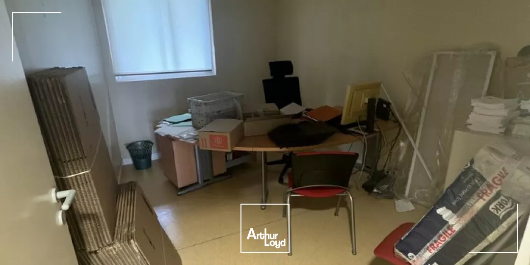 LOCATION AVENUE DE PARIS NIORT BUREAUX AVEC VISIBILITE ET PARKINGS FACILE D'ACCES