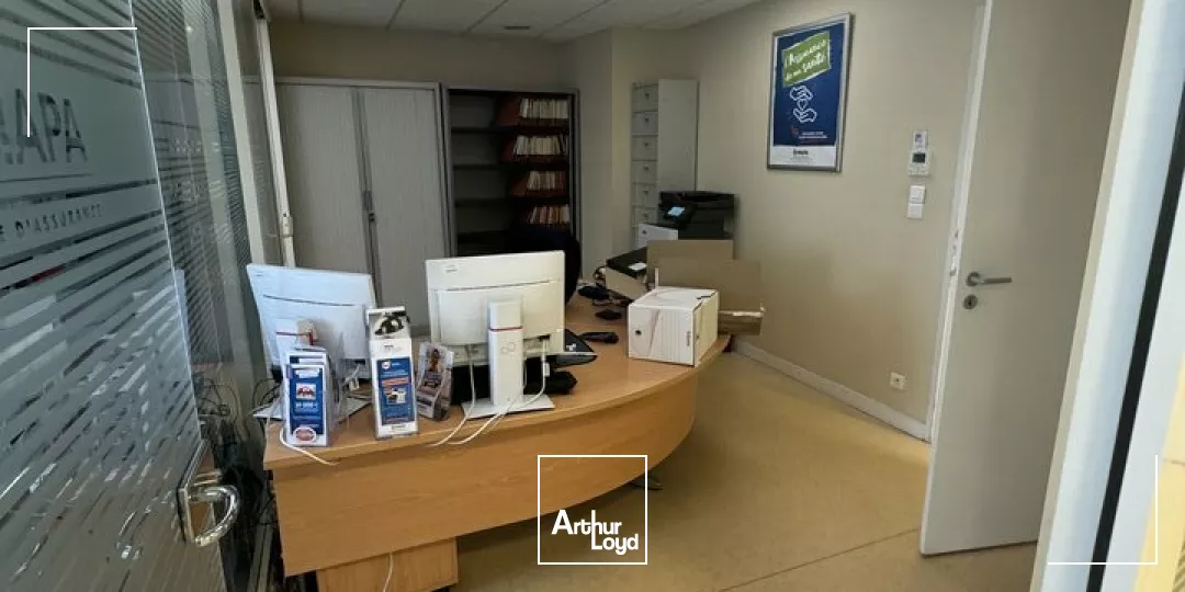 LOCATION AVENUE DE PARIS NIORT BUREAUX AVEC VISIBILITE ET PARKINGS FACILE D'ACCES