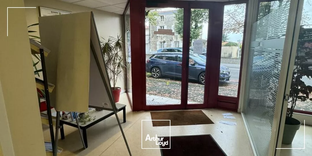LOCATION AVENUE DE PARIS NIORT BUREAUX AVEC VISIBILITE ET PARKINGS FACILE D'ACCES