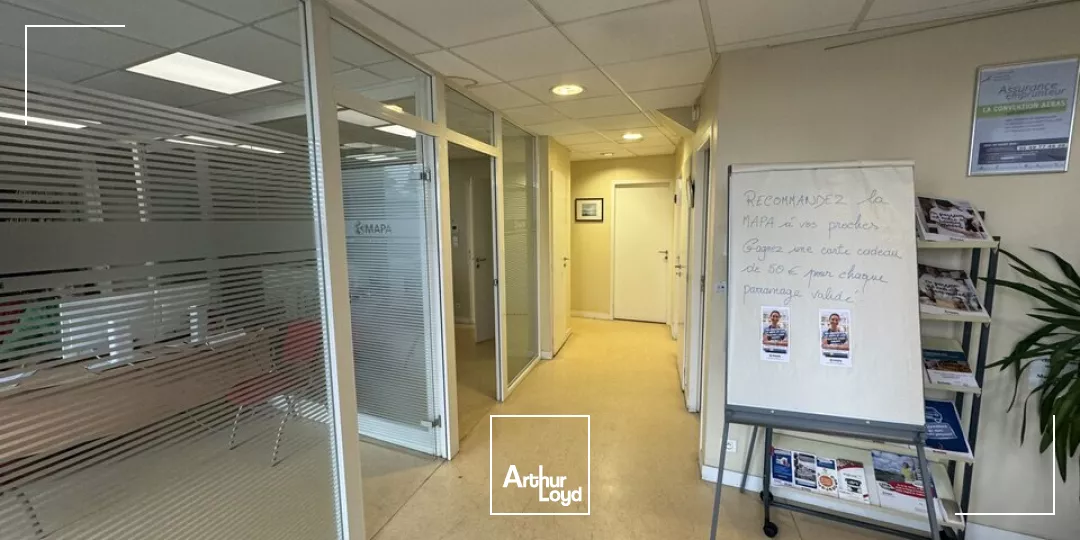 LOCATION AVENUE DE PARIS NIORT BUREAUX AVEC VISIBILITE ET PARKINGS FACILE D'ACCES