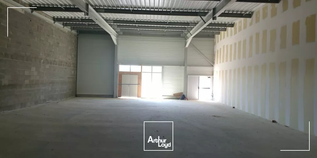 CELLULE COMMERCIALE DE 300 M2 AZAY LE BRULE 79