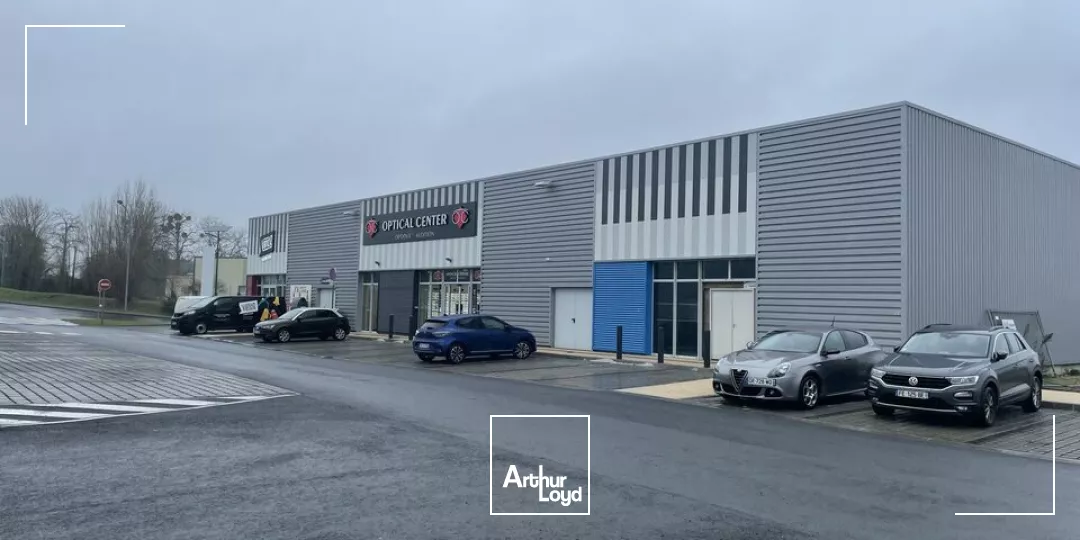 CELLULE COMMERCIALE DE 300 M2 AZAY LE BRULE 79