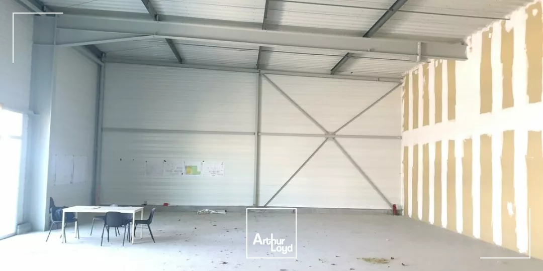 CELLULE COMMERCIALE DE 200 M2 AZAY LE BRULE 79