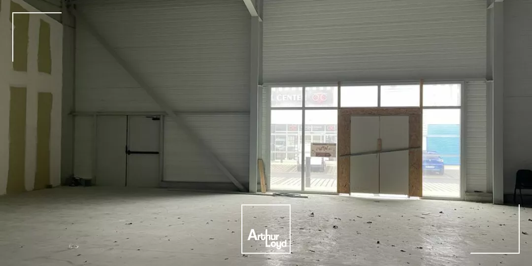 CELLULE COMMERCIALE DE 200 M2 AZAY LE BRULE 79