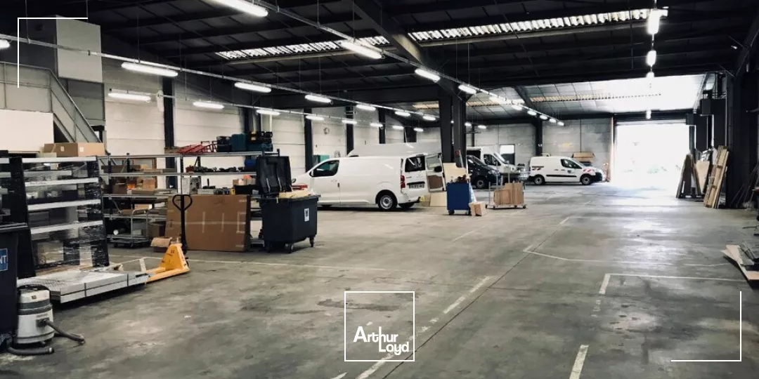 A LOUER - RARE - LOCAL D'ACTIVITE DE 1900M² IDEALEMENT SITUE ZI REPUBLIQUE I - POITIERS