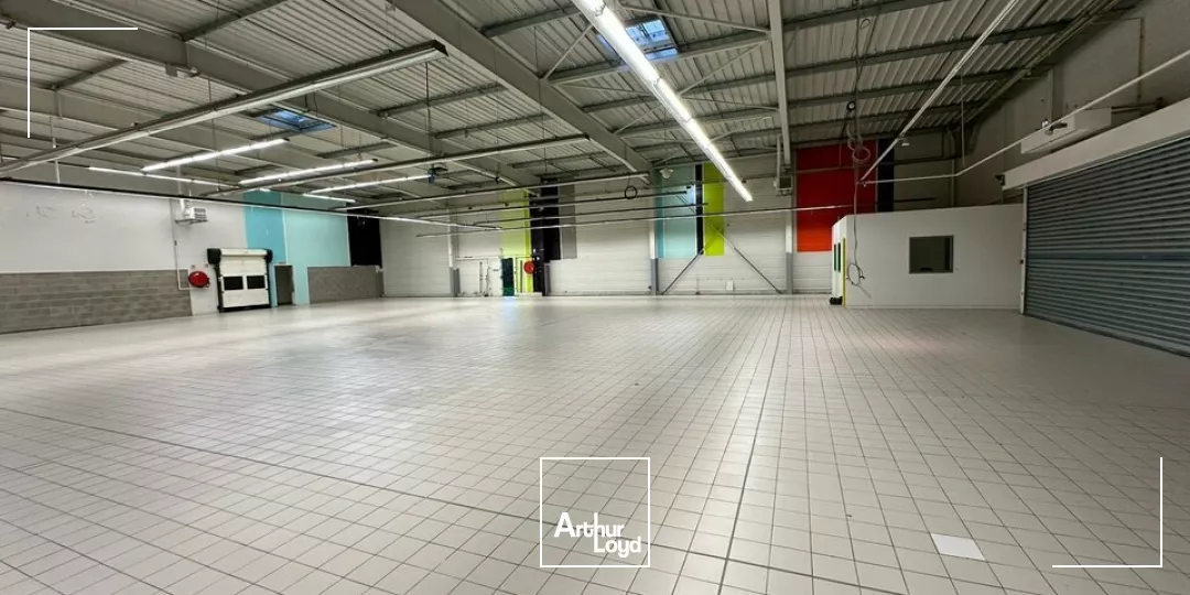 A VENDRE LOCAL COMMERCIAL DE 1 300 m² - BOUFFERE - SECTEUR MONTAIGU 