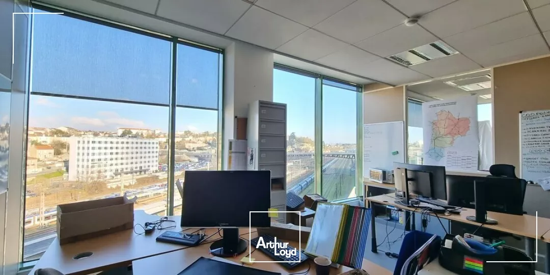 POITIERS GARE CENTRE VILLE - TRES BEAUX BUREAUX A PARTIR DE 34M² A LOUER 