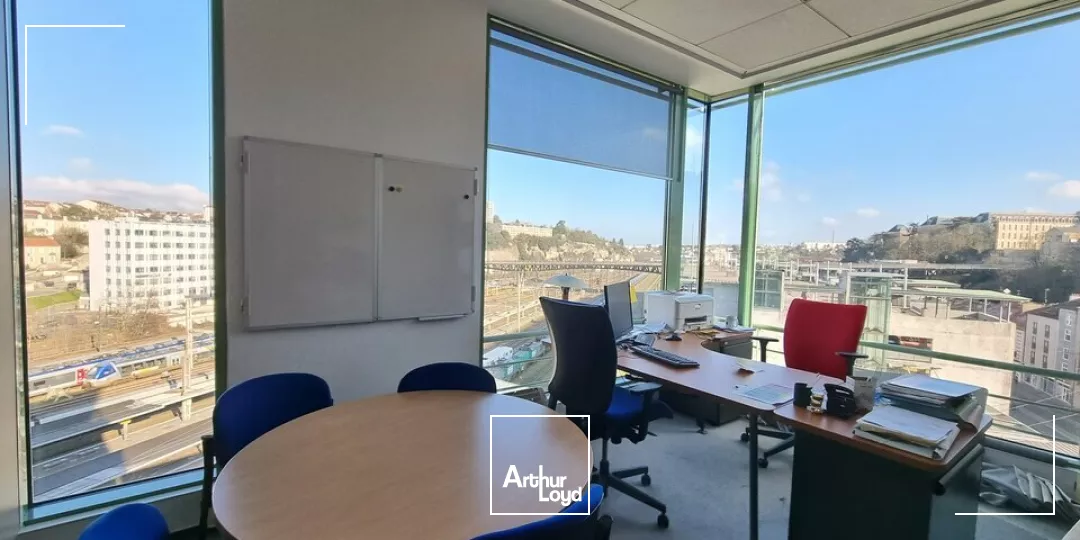 POITIERS GARE CENTRE VILLE - TRES BEAUX BUREAUX A PARTIR DE 34M² A LOUER 