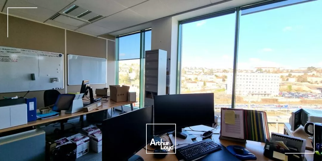 POITIERS GARE CENTRE VILLE - TRES BEAUX BUREAUX A PARTIR DE 34M² A LOUER 
