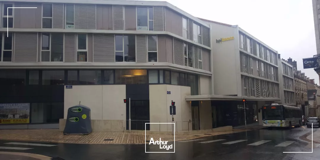 POITIERS A 2 PAS DES CORDELIERS BUREAUX EN REZ DE CHAUSSEE