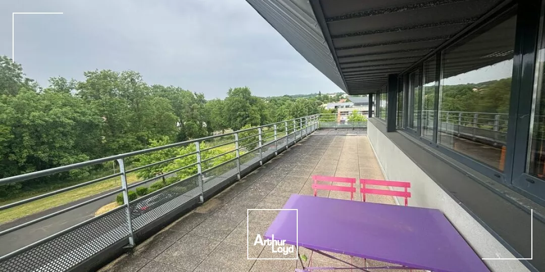 À louer  Bureaux fonctionnels et lumineux de 390 m² dans un immeuble tertiaire moderne aux Herbiers