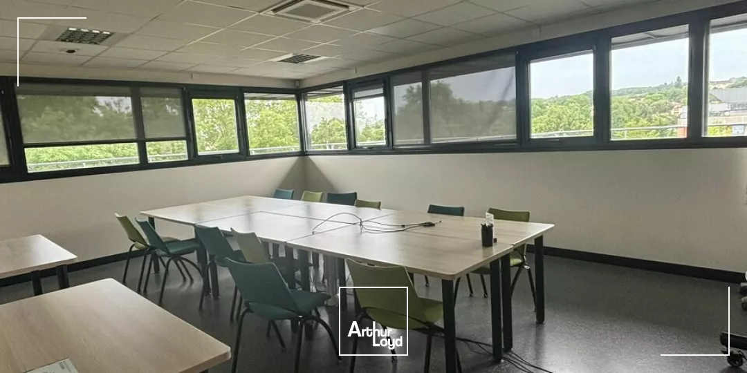 À louer  Bureaux fonctionnels et lumineux de 390 m² dans un immeuble tertiaire moderne aux Herbiers