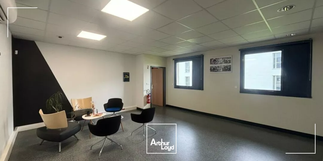 À louer  Bureaux fonctionnels et lumineux de 390 m² dans un immeuble tertiaire moderne aux Herbiers