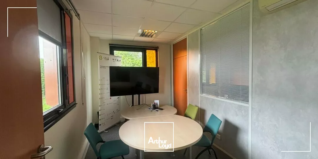 À louer  Bureaux fonctionnels et lumineux de 390 m² dans un immeuble tertiaire moderne aux Herbiers