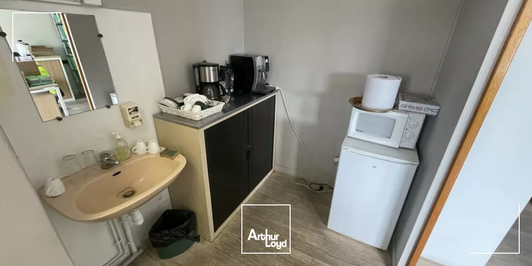 BUREAUX LIVRES ENTIEREMENT RENOVES ZONE REPUBLIQUE 303M²