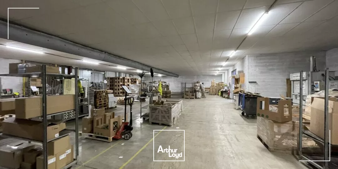 À VENDRE - Ensemble immobilier logistique et tertiaire indépendant - Environ 8.162 m² bâtis sur 16.575 m² de terrain