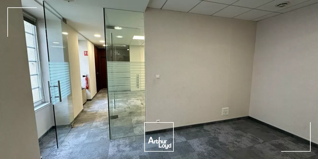 LOCAL COMMERCIAL à LOUER de 604.74 m²