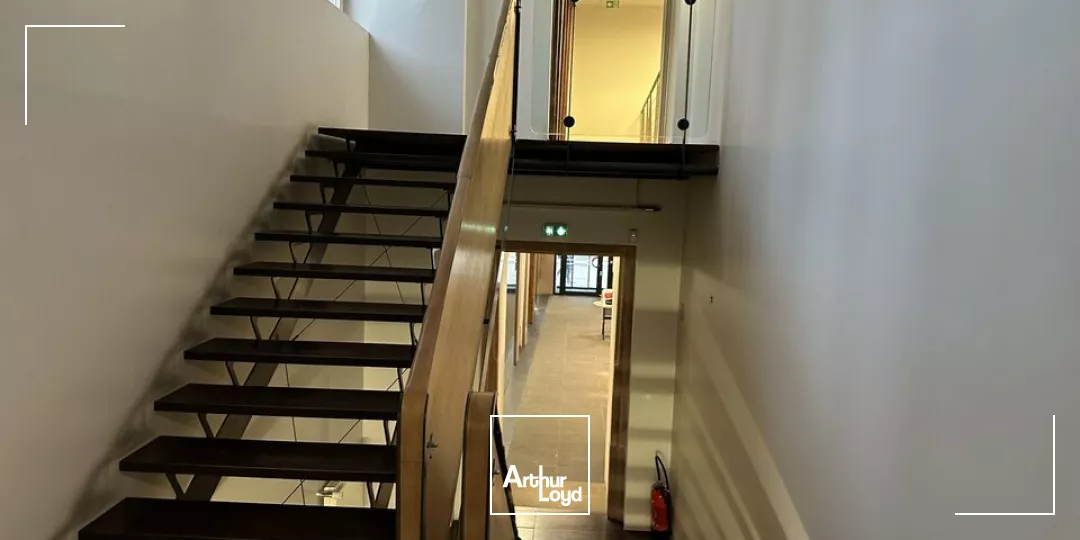 LOCAL COMMERCIAL à LOUER de 604.74 m²