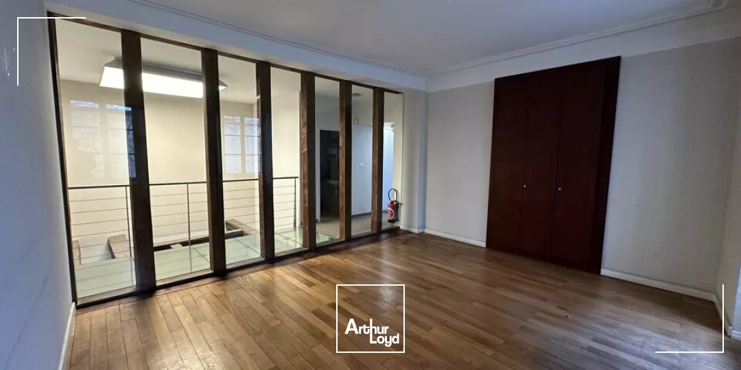 LOCAL COMMERCIAL à LOUER de 604.74 m²