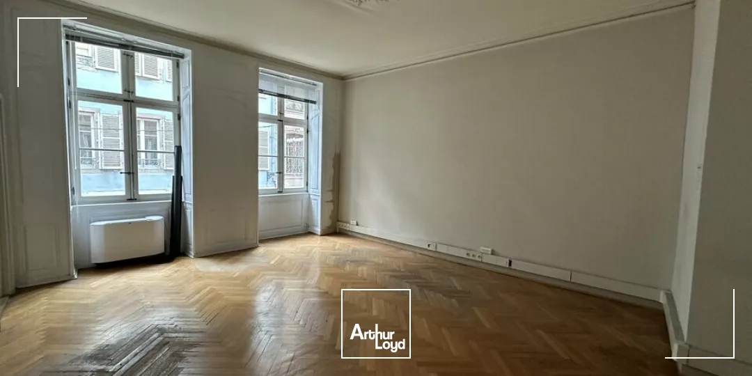 LOCAL COMMERCIAL à LOUER de 604.74 m²