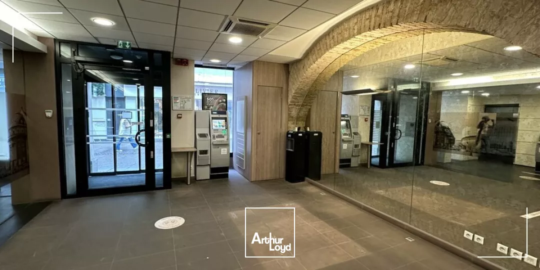 LOCAL COMMERCIAL à LOUER de 604.74 m²