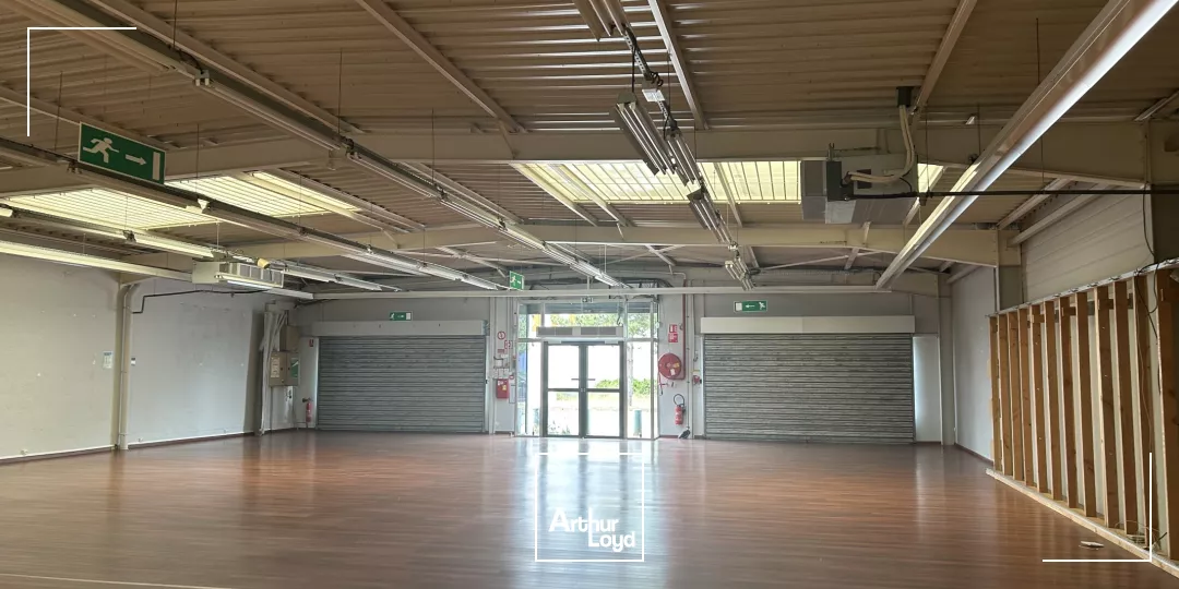 LOCAL COMMERCIAL - 440 M2 - TRIGNAC - ZONE AUCHAN - LOCATION - PARKING 