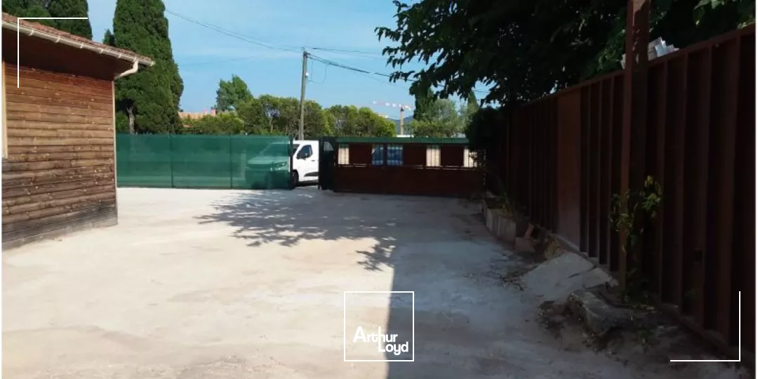 Local d'activité avec bureaux et parking à louer - Proximité autoroute - La Farlède