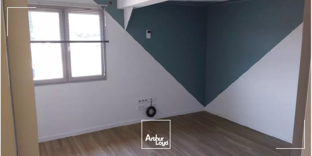 Local d'activité avec bureaux et parking à louer - Proximité autoroute - La Farlède