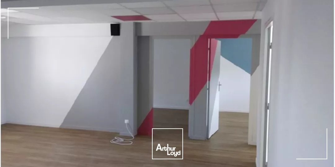 Local d'activité avec bureaux et parking à louer - Proximité autoroute - La Farlède