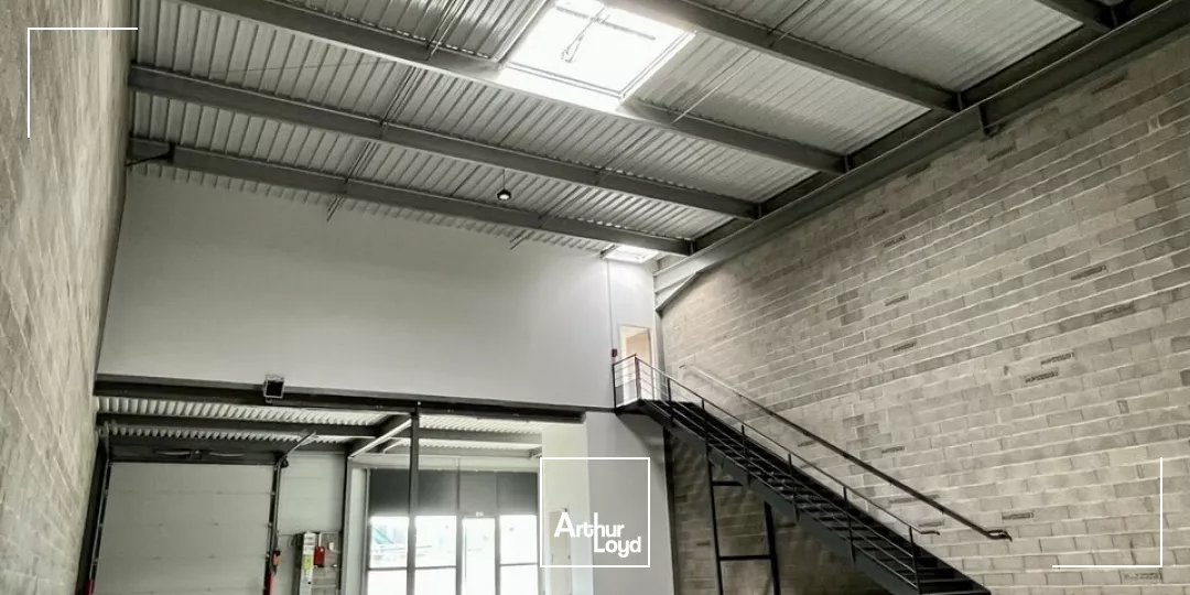 A LOUER - EXCLUSIVITÉ - Locaux d'activité, show-room, bureaux et entrepôt situés sur un emplacement N°1.