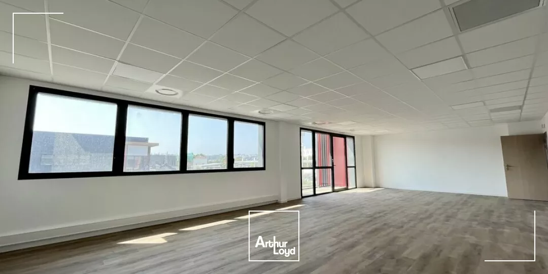 A LOUER - EXCLUSIVITÉ - Locaux d'activité, show-room, bureaux et entrepôt situés sur un emplacement N°1.