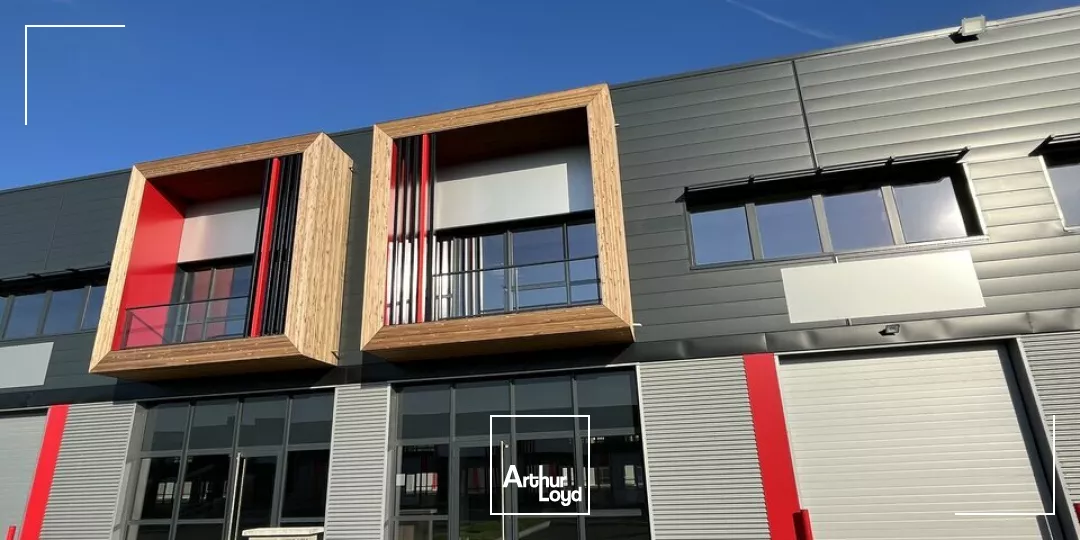 A LOUER - EXCLUSIVITÉ - Locaux d'activité, show-room, bureaux et entrepôt situés sur un emplacement N°1.