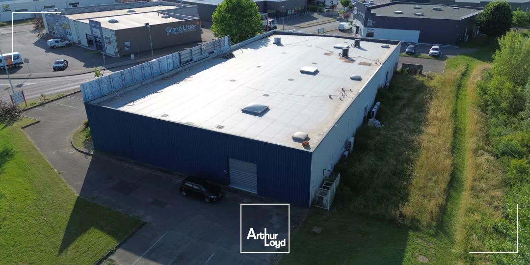 MACON SUD - LOCATION - LOCAL COMMERCIAL D'ANGLE AVEC TRES BELLE VITRINE