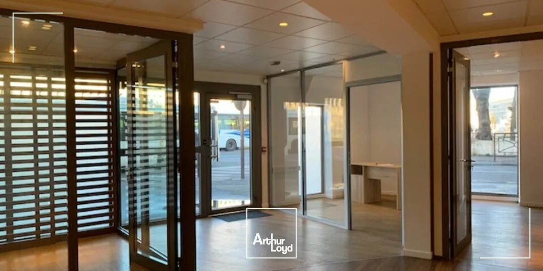 A louer Avignon face aux remparts bureaux avec vitrine