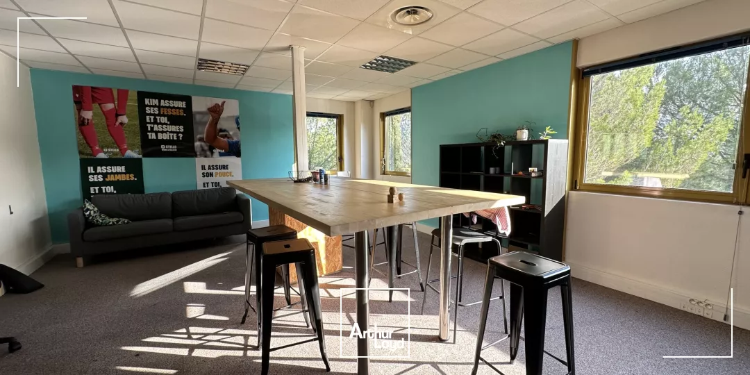 BUREAUX AVEC VUE DÉGAGÉE À LOUER AU SEIN D'UN PARC TERTIAIRE