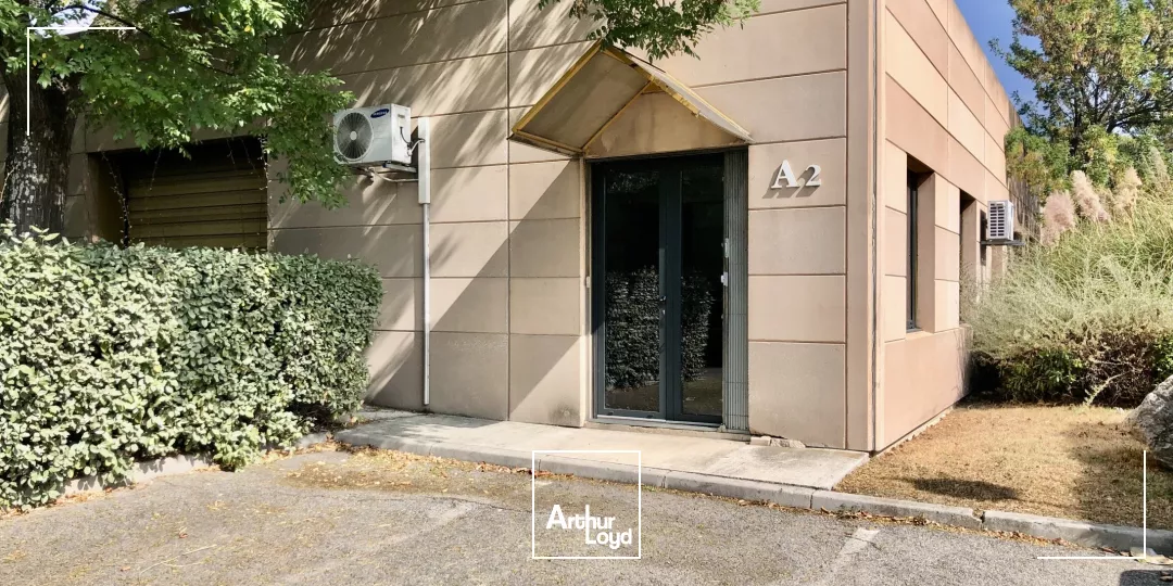 Locaux mixtes rénovés sur la ZI de l'ANJOLY à VITROLLES