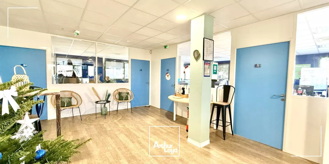 BUREAUX CLOISONNÉS AVEC VISIBILITÉ COMMERCIALE