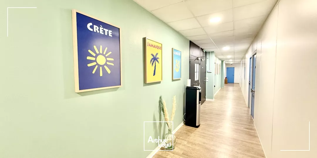 BUREAUX CLOISONNÉS AVEC VISIBILITÉ COMMERCIALE