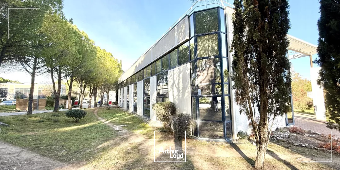 BUREAUX CLOISONNÉS AVEC VISIBILITÉ COMMERCIALE