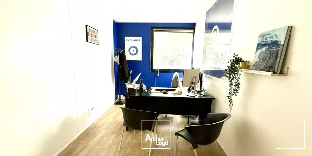 BUREAUX CLOISONNÉS AVEC VISIBILITÉ COMMERCIALE