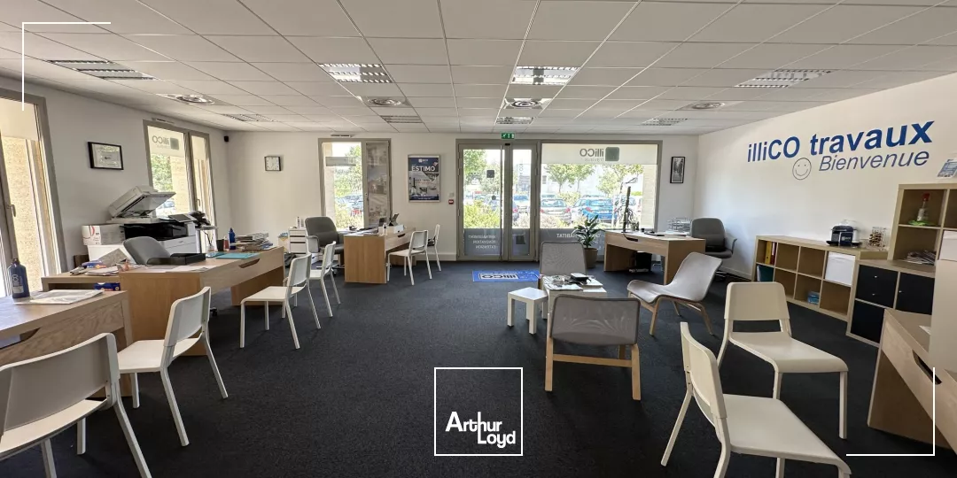 BUREAUX EN RDC AVEC PARKING ET VITRINE À VENDRE