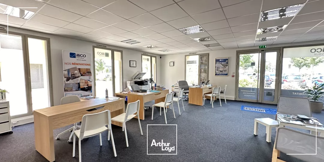 BUREAUX EN RDC AVEC PARKING ET VITRINE À VENDRE