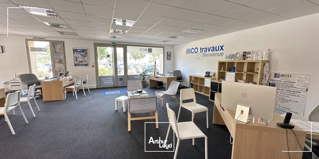 BUREAUX EN RDC AVEC PARKING ET VITRINE À VENDRE